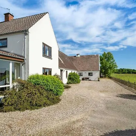 Idyllisk Gård Med Ro, Plads Og Havudsigt Feriehus